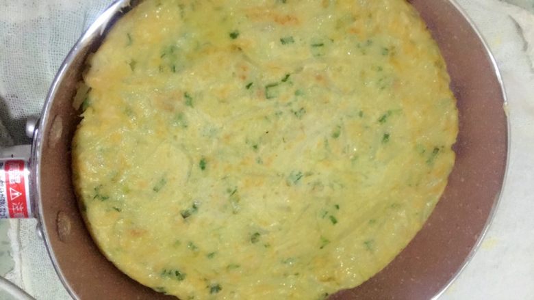 土豆肉沫韭菜饼  宝宝辅食14M+,一面煎好后翻面煎熟另一面，两面呈金黄色即可