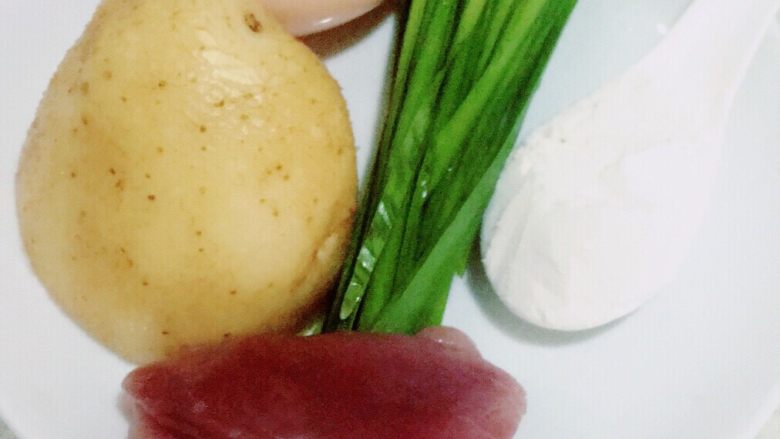 土豆肉沫韭菜饼  宝宝辅食14M+,准备好原材料