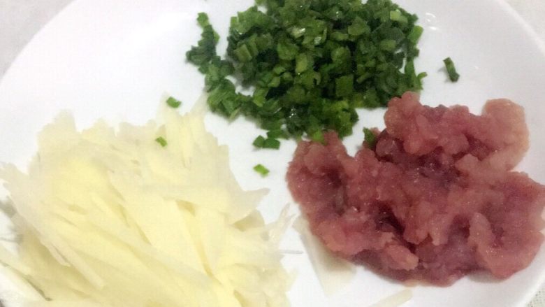 土豆肉沫韭菜饼  宝宝辅食14M+,<a style='color:red;display:inline-block;' href='/shicai/ 23'>土豆</a>切丝，肉切沫，<a style='color:red;display:inline-block;' href='/shicai/ 116'>韭菜</a>切沫