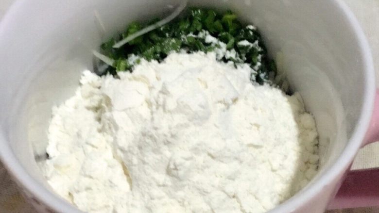 土豆肉沫韭菜饼  宝宝辅食14M+,加入两大勺<a style='color:red;display:inline-block;' href='/shicai/ 519'>面粉</a>