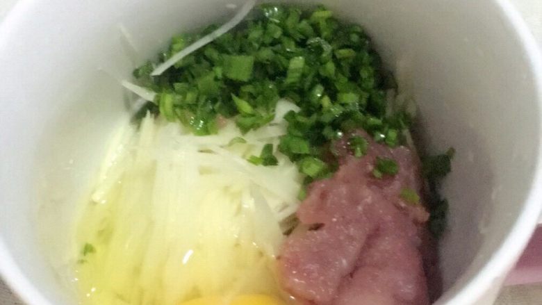 土豆肉沫韭菜饼  宝宝辅食14M+,将土豆丝，韭菜，肉沫，<a style='color:red;display:inline-block;' href='/shicai/ 9'>鸡蛋</a>放入碗中