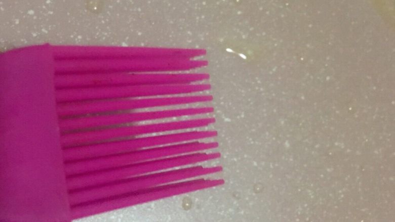 土豆肉沫韭菜饼  宝宝辅食14M+,锅热后刷一层油