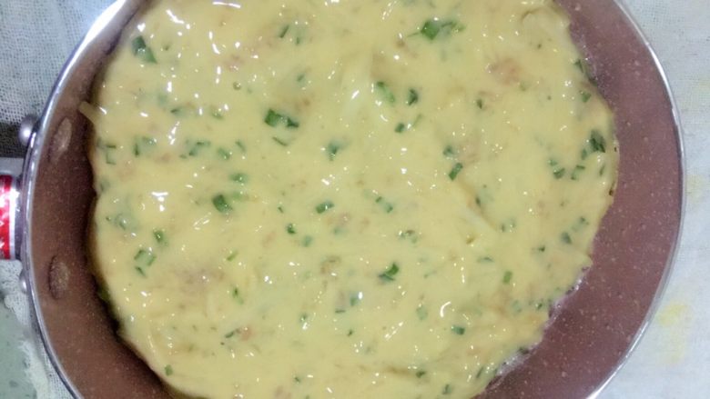 土豆肉沫韭菜饼  宝宝辅食14M+,倒入面糊液在锅中摊平煎炸