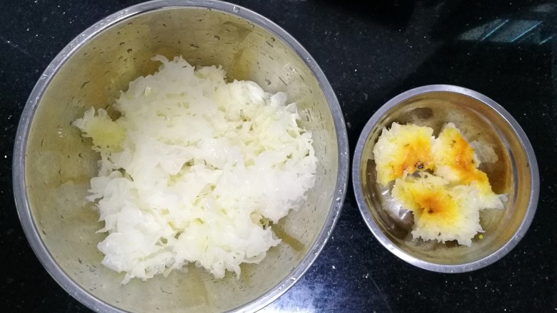 清补凉糖水,把雪耳的黄底剪去,雪耳撕成小块。