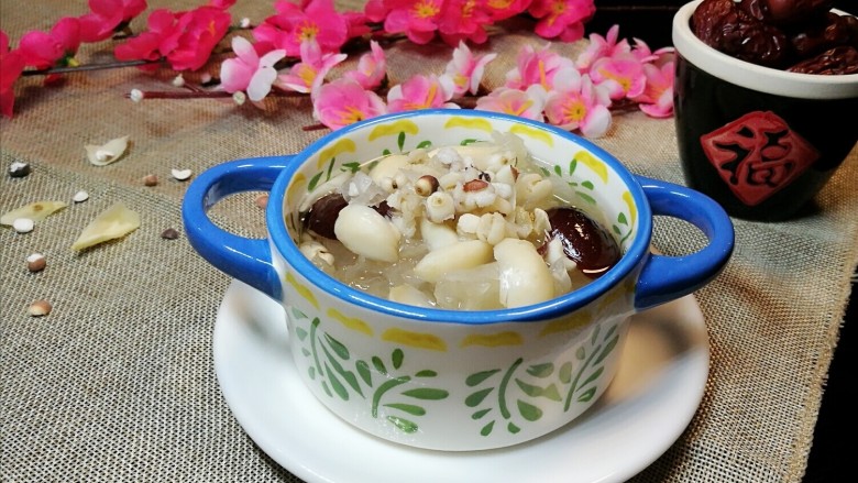 清补凉糖水,盛碗上桌,可温食,也可冷食。