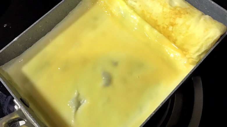 幸福满满厚蛋烧(宝宝辅食),卷好第一层以后,推到锅的另一边,然后再倒剩下蛋液的一半,同样的,等蛋液微微凝固开始卷,如果中间遇到起打泡,就赶快戳破就好了。
第二层也卷好了,接下来卷第三层,卷好以后的收口压在下面,收口处的蛋液最好没有凝固,这样的蛋卷会非常完美。