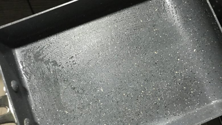 幸福满满厚蛋烧(宝宝辅食),用厨房用纸沾点油,均匀的涂抹在平底锅上。切记不要有大油珠,不要有大油珠。
开始热锅,一定要有小火,切记全程小火,这是知识点,敲黑板了。这点非常关键,特别对于新手来说,火一大蛋皮很容易老,更不容易掌握不好卷蛋皮的时间,蛋皮迅速凝固,蛋皮卷起来就会很松散,没办法沾在紧紧的卷在一起。对于新手来说,宁愿火小一些,耐心慢慢等,也不要吃又硬又老又散的失败品。