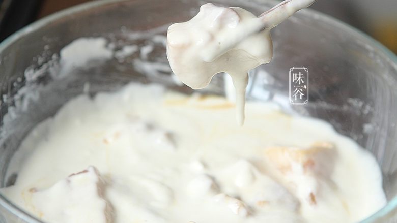 酸甜咕噜肉,使一块五花肉都均匀裹上粉浆;