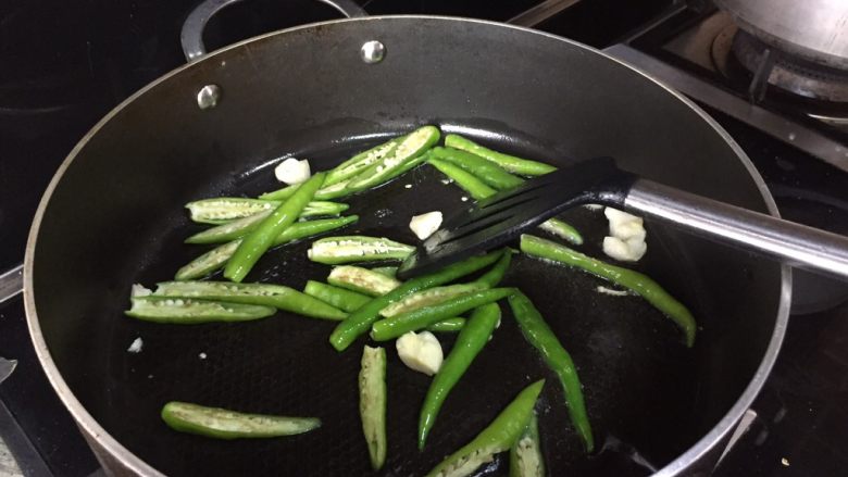 青椒炒豆腐干,放入青椒,翻炒,表皮起泡;