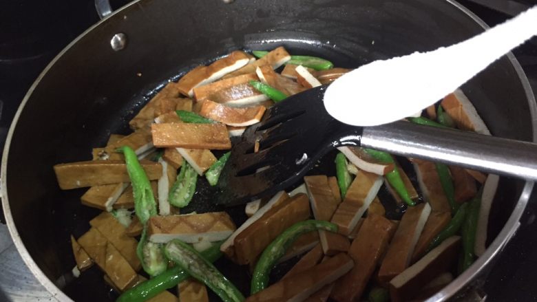 青椒炒豆腐干,调入盐;