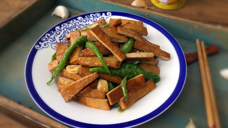 青椒炒豆腐干,出锅,装盘;