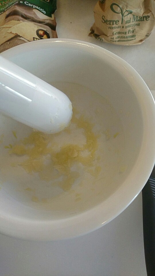 意大利绿酱面,将蒜去皮洗净去蒂,放在石臼中捣为蒜蓉,完全碎掉出汁。因为实际用量多半瓣就够,所以去蒂的时候可以切多一点,豪放一点没关系的(如果想做更多的量当然要成倍增加了),因为有些人不能吃蒜,所以意大利这边也有不含蒜的版本,但是有蒜的是最正宗的