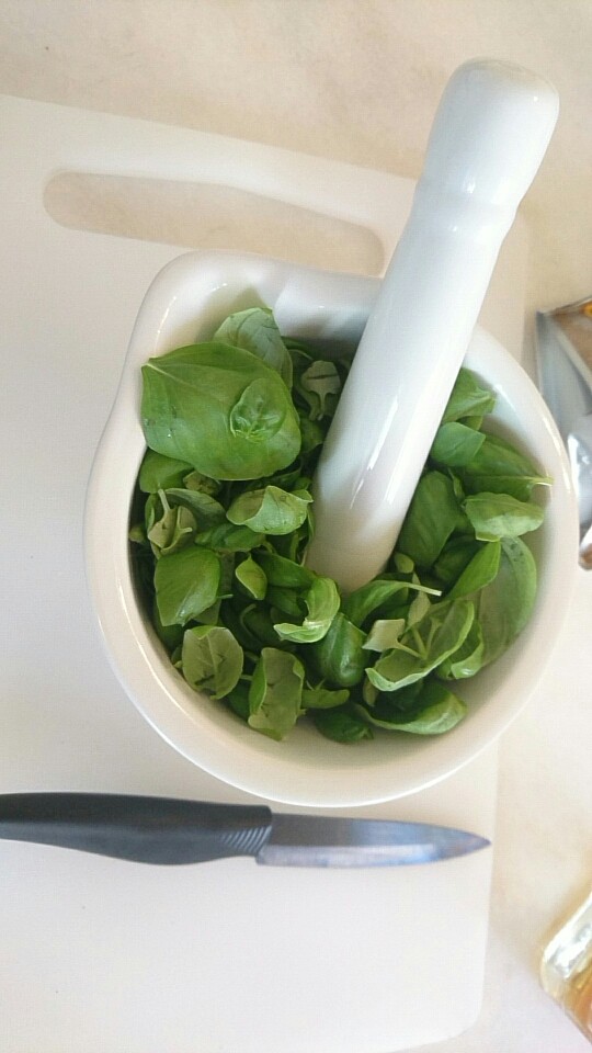 意大利绿酱面,我购买的是专门食用的罗勒,就省去了清洗步骤,其他人如果从花卉市场购买的话(也叫九层塔)清洗的时候请一定要轻柔,否则会大幅度丧失香味。洗干净的话请一定要空干水分并用厨房纸吸干每一滴水。(或者吸差不多之后再晾一晾。放入石臼中,加入一小撮<a style='color:red;display:inline-block;' href='/shicai/ 831'>粗盐</a>(三个手指捏起来的量就够,<a style='color:red;display:inline-block;' href='/shicai/ 831'>粗盐</a>能帮助研磨并帮助罗勒的细胞质析出细胞)