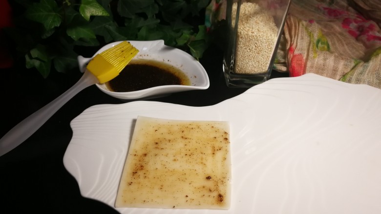 脆皮芝麻海苔,搅拌好椒盐和油,刷在馄饨皮上。