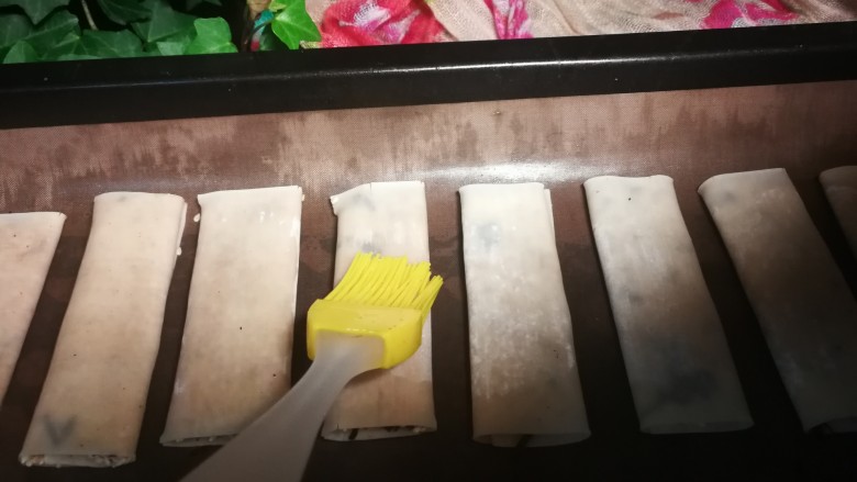 脆皮芝麻海苔,表面再刷一层油,烤箱180℃烤十五分钟。