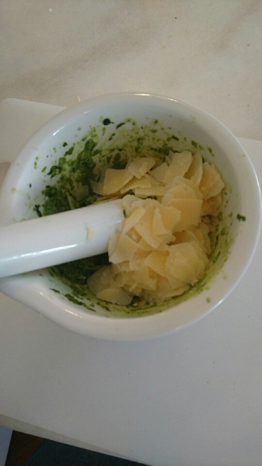 意大利绿酱面,再加入帕尔马干酪,如果有条件的话,把1/4的帕尔马干酪换成小绵羊奶酪pecorino效果更好。然后继续砸碎。砸到完全没有固形物的状态