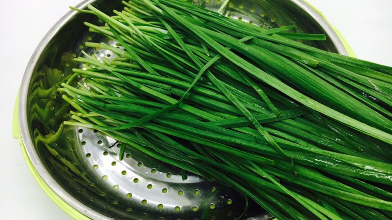 韭菜小圆子,把摘好的韭菜放入淡碱水里浸泡20分钟,清洗干净,沥干水分备用。