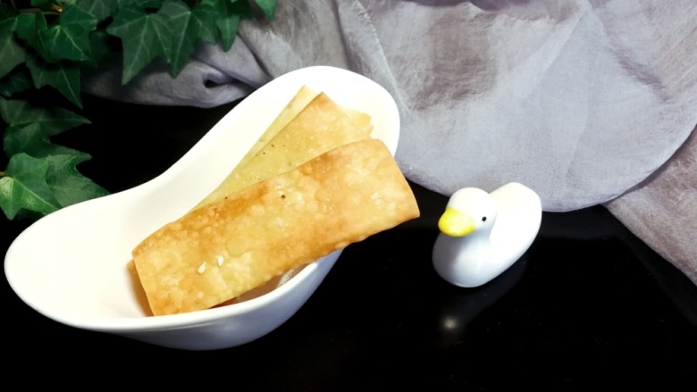 脆皮芝麻海苔,放凉后口感更脆。芝麻香加上椒盐海苔的味道,无糖少油。香脆可口!不爱甜食的朋友可以一试哦~