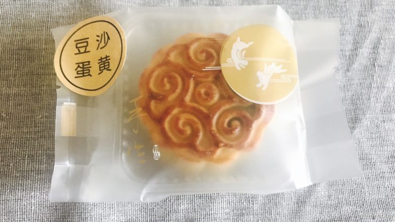 广式月饼---50克月饼,密封回油三天
可以直接包装好等回油
也可以装在保鲜袋里回油