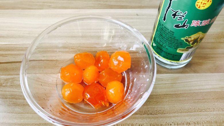 广式月饼---50克月饼,酒不用倒很多 用筷子让每个蛋黄都粘上酒就可以
用白酒哦,多少度的都可以