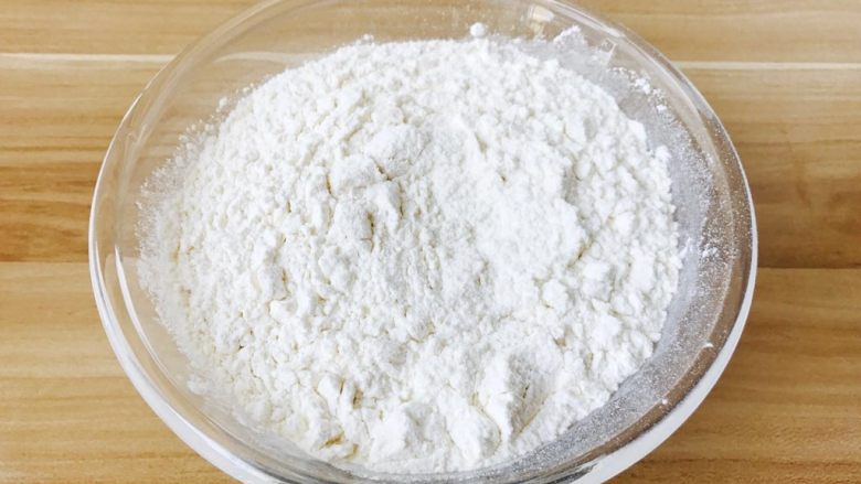 广式月饼---50克月饼,面粉 没有中筋面粉就用普通面粉就可以哦!
像家里常用的面粉就可以!
要过筛!!!