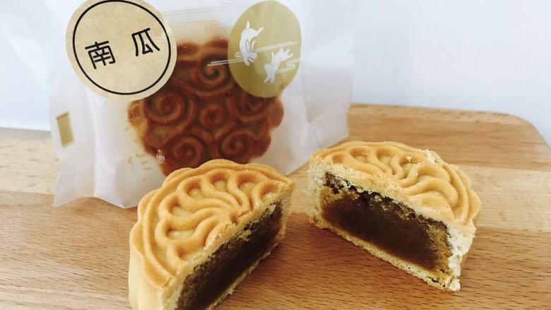 广式月饼---50克月饼,如果用是其他的馅 就30g的馅 20g的皮
因为我不喜欢吃薄皮大馅的 觉得20g皮➕30g馅刚刚好(新手建议就这样的比例先练手,高手的话喜欢薄皮大馅的就15g皮➕35g馅)