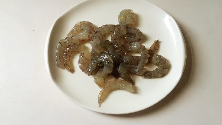 虾仁菜心豆腐羹,鲜虾洗净去壳、挑虾线备用