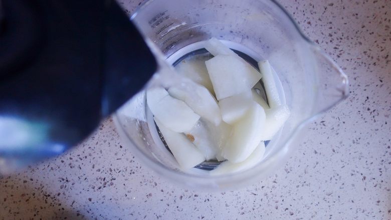 桂花雪梨汤,倒入适量水大致淹没住梨块就可以了,这里差不多500ml是最低水位