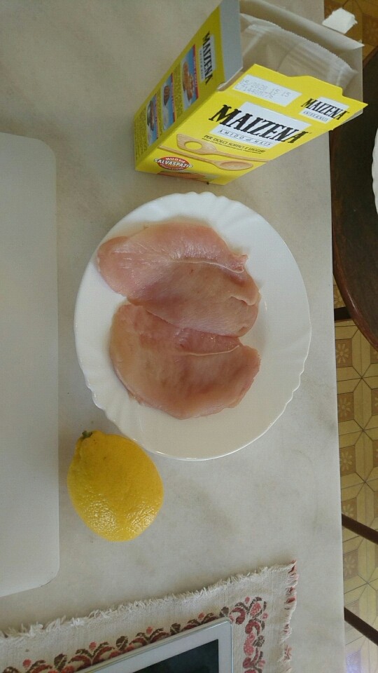 柠檬鸡胸肉,适量在鸡肉表面均匀的撒一点点盐,提供一个底味,撒盐的时候为了尽可能的均匀可以把手抬高一些,这样更容易撒均匀。