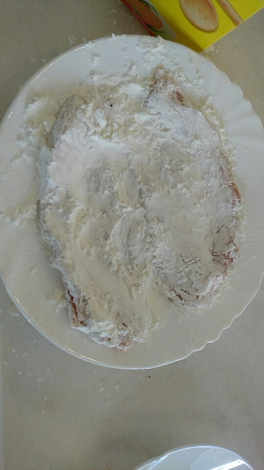 柠檬鸡胸肉,腌制三分钟左右,鸡胸会因为盐的作用渗水而表面变得潮湿,这时候,我们用淀粉裹住鸡肉,裹均匀并保证表面干爽就可以,为了保证表面干爽多倒一些垫盘子里也无可以的