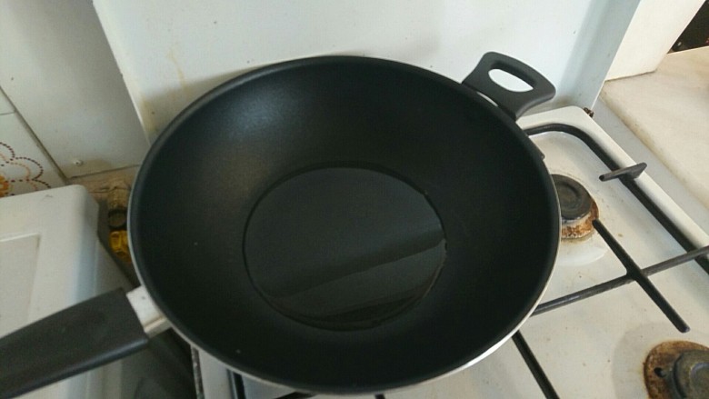 柠檬鸡胸肉,找一个有盖子的锅(底最好是平的)用中火加热,烧干水分之后倒油并等油六成热