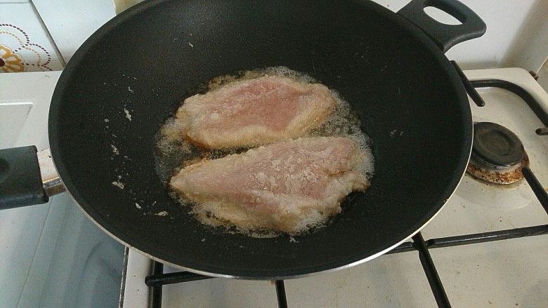 柠檬鸡胸肉,把鸡肉加入油中中小火慢煎,煎致表面焦黄