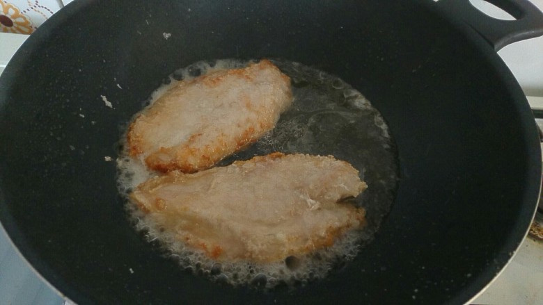 柠檬鸡胸肉,鸡肉的第一面差不多煎好了,这时候翻面,把另一面的淀粉也用小火煎成焦黄色