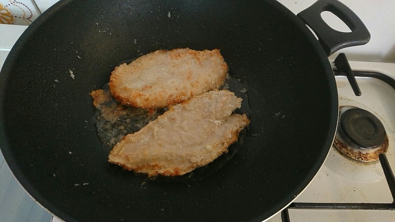 柠檬鸡胸肉,如果有哪一面没有煎够火候可以再倒油之前把鸡肉翻过去重新煎一下,淀粉全都熟了就可以。会散发出类似炸鸡的香味。全煎好之后,把多余的油倒掉,锅里留一点点底油,鸡肉再放回去