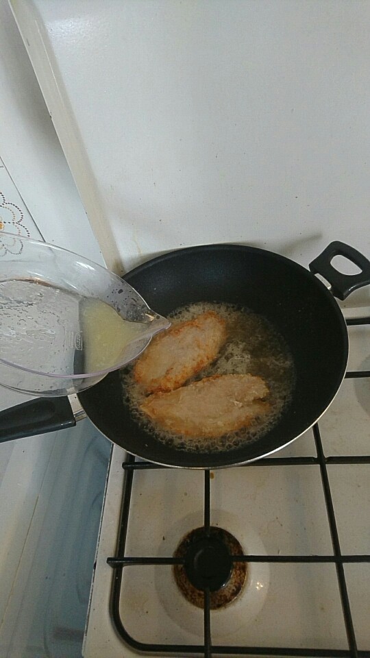 柠檬鸡胸肉,等锅再热起来,但不要过热,大概鸡排重新开始滋滋作响就可以。倒入半杯<a style='color:red;display:inline-block;' href='/shicai/ 898'>白葡萄酒</a>,适当多一点也没事。然后把半颗柠檬的汁挤出来也倒进去(直接用手挤也是可以的)两块鸡排的话实际需要的柠檬汁比半颗还要少,大概只需要三分之一颗柠檬的汁。