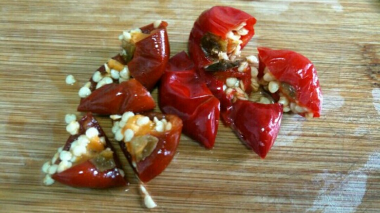 家常辣豆腐,<a style='color:red;display:inline-block;' href='/shicai/ 703'>泡椒</a>一切四瓣~