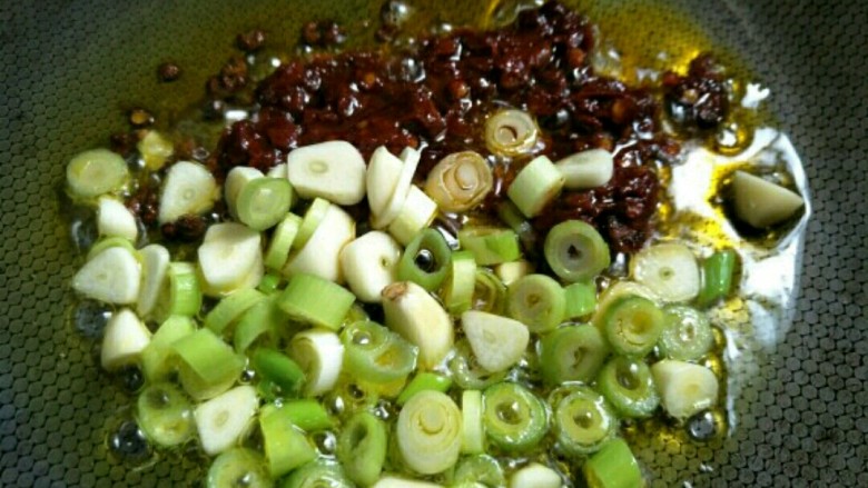家常辣豆腐,锅内留底油,依次放入麻椒、豆瓣酱、葱蒜炒香~