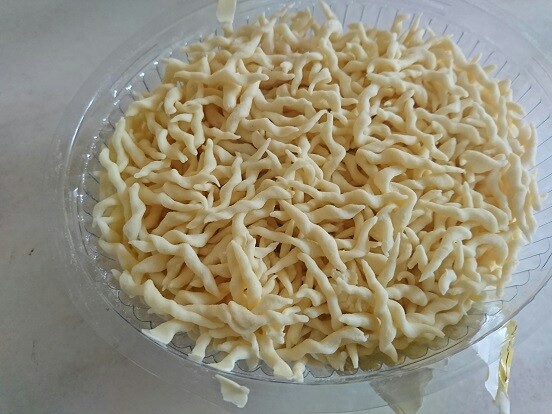 意大利绿酱面,说一下最合适的面,最正宗的三种面分别是
tagliatelli,类似于中国的手擀面(当然,是用硬质小麦加鸡蛋做出来的,而且水分少,更硬脆的感觉)
trofie,图中的面,小面片用牙签卷起来的小卷。
gnocchi,小土豆面团子,口感绵软。
三种面都可以在网上搜到什么样子,除了这些之外,用长条的spaghetti或者螺丝面fusili也是可以的。