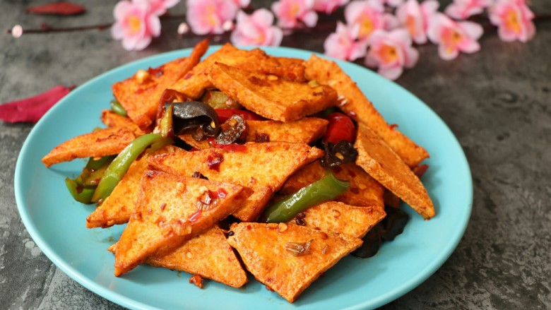 家常辣豆腐,出锅装盘~