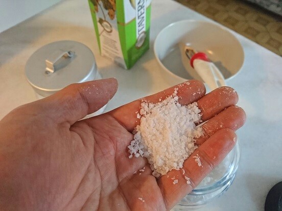 意大利绿酱面,烧一大锅水准备煮面,等水烧开,水开后要往水里放一把粗盐