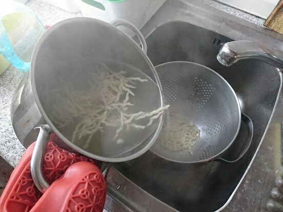 意大利绿酱面,煮够包装上的时间之后把面捞出来,空干水分,一定不要过凉水!意大利面是不需要过凉水的!!!
