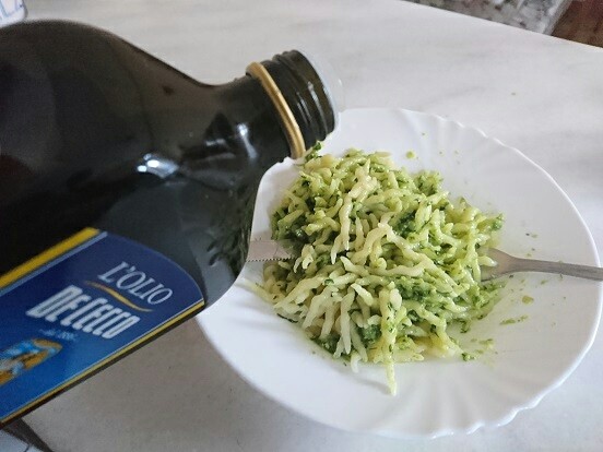 意大利绿酱面,取决于绿酱pesto制作过程中是否加入了足够的橄榄油,如果不够的话,最后可以再补一些,实际上超市的一些成品鲜pesto就经常需要补一些橄榄油或水,否则会显得太干。