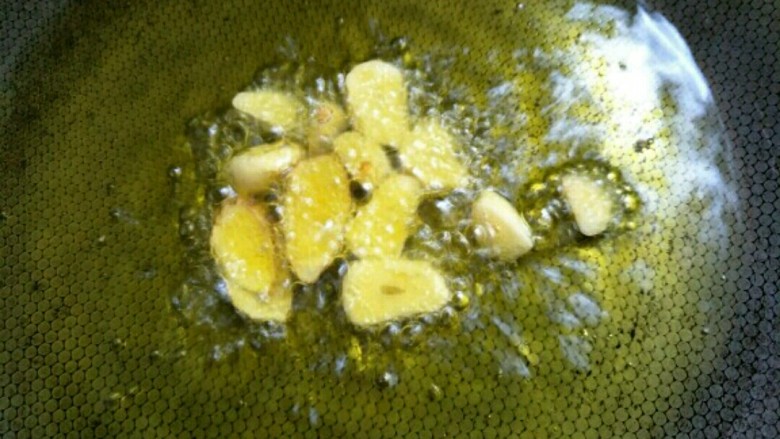 凉拌麻辣鸡架,另起锅留油,这个油量可以适当多一些,是做辣油的~
油温5、6成热将蒜片、姜片放入煎,煎出香气并且葱姜变略焦后,将其捞出不要~