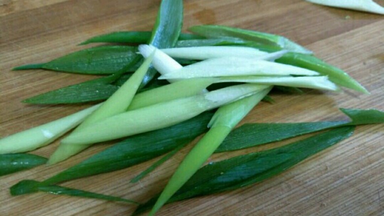 凉拌麻辣鸡架,将从切成滚刀条,丝也可以哈~
