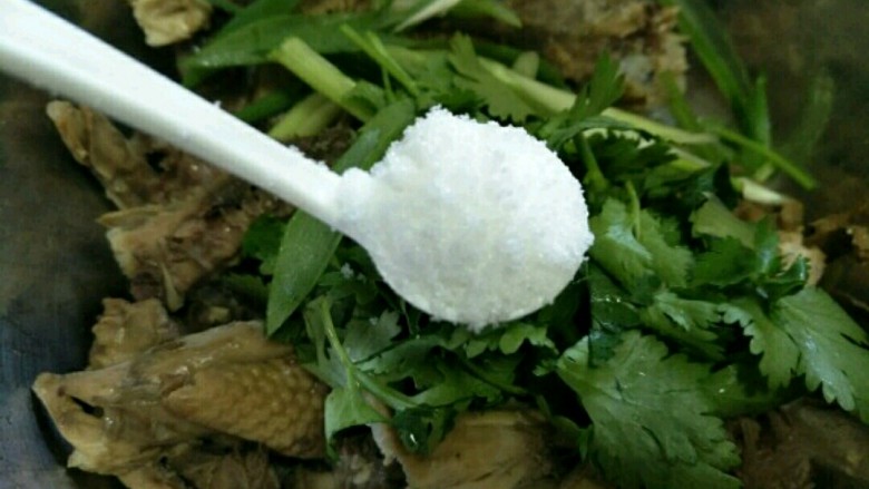 凉拌麻辣鸡架,葱丝和香菜放入,再放入<a style='color:red;display:inline-block;' href='/shicai/ 3729'>白糖</a>
