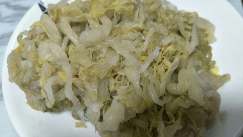 五花肉酸菜卷,煮熟后,将酸菜捞出,尽量将水份攥干~