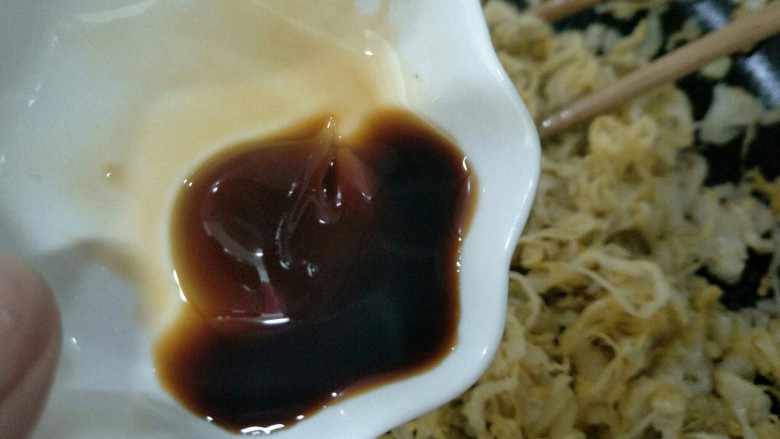 五花肉酸菜卷,依次加入耗油<a style='color:red;display:inline-block;' href='/shicai/ 788'>生抽</a>拌匀~