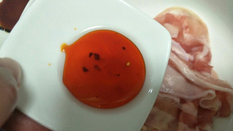 五花肉酸菜卷,放入<a style='color:red;display:inline-block;' href='/shicai/ 4965'>红油</a>抓匀入味20分钟左右~