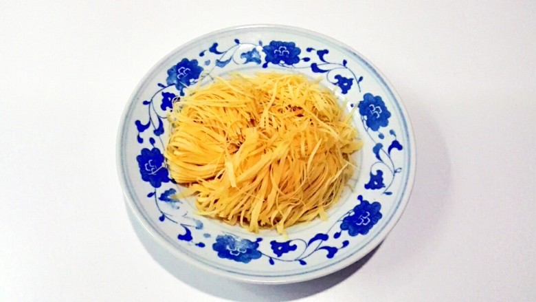 千丝万缕开洋韭花炒千张,<a style='color:red;display:inline-block;' href='/shicai/ 7749'>千张</a>切细丝,越细越好