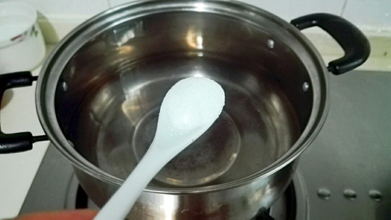 千丝万缕开洋韭花炒千张,小锅放半锅水烧开,放一勺盐